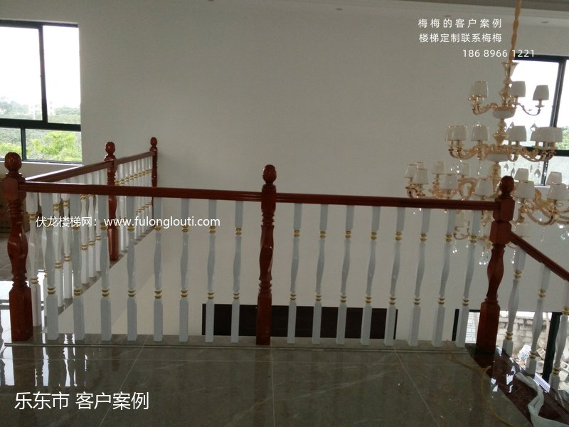 海南乐东四角旋转柱实木楼梯扶手安装完工案例