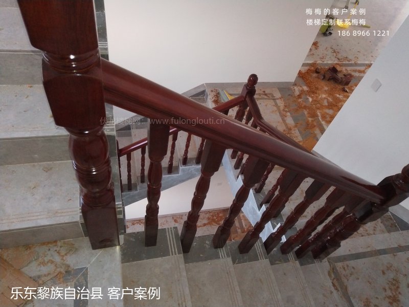 乐东客户楼梯扶手安装实拍-实木完工案例