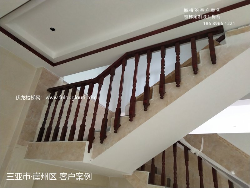 三亚崖州区挂墙式实木楼梯扶手安装完工案例