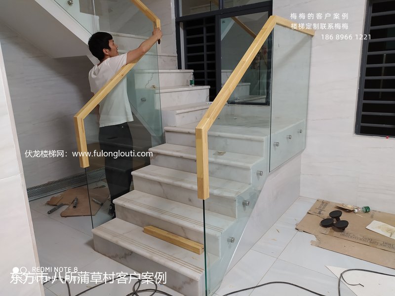 东方八所外挂玻璃楼梯扶手案例