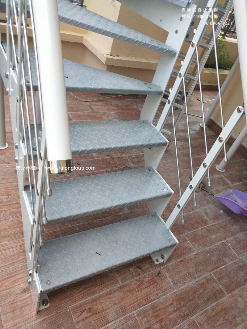 室外楼梯扶手安装案例