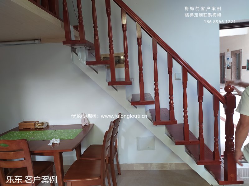 原木整体楼梯-乐东别墅客户完工效果