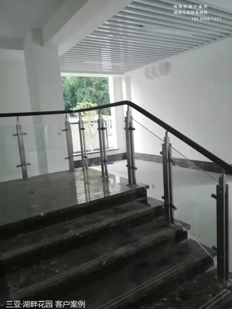 三亚玻璃楼梯扶手完工实拍-现代简约风格