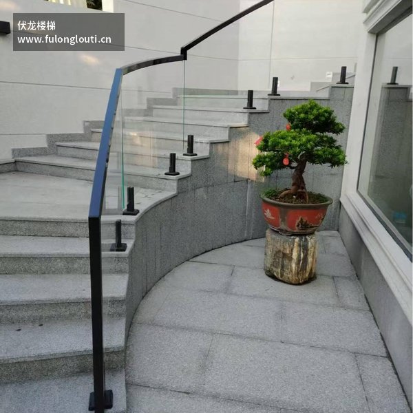 玻璃扶手为什么一定要用钢化夹胶？师傅说这不是加钱项，是保命的